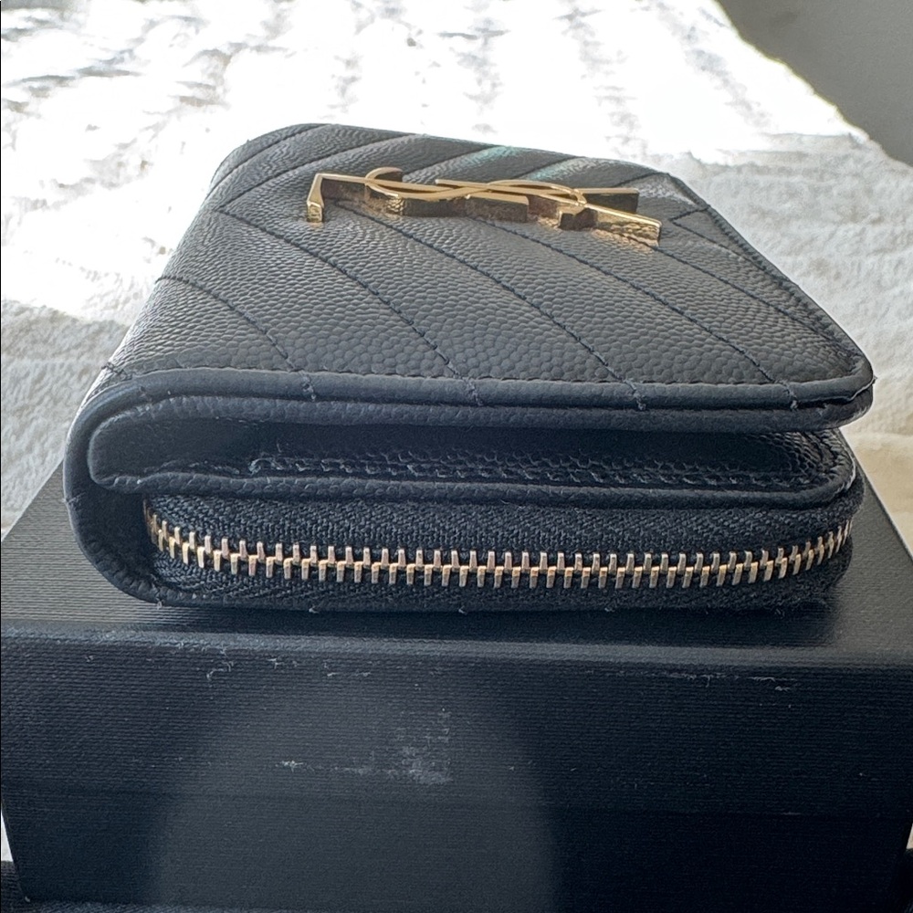✨ SALE ✨ Saint Laurent Wallet - Picture 3 of 12